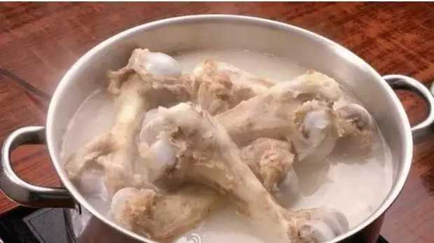 （1）把吃剩的骨头在锅中煮半个小时，煮掉骨头中的盐分。
